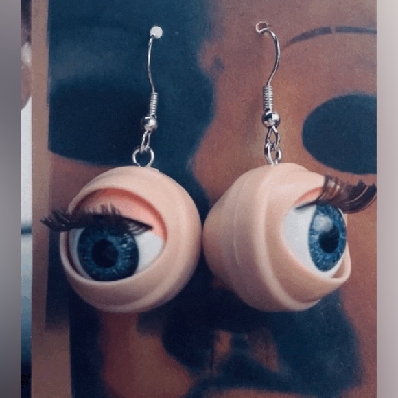 Creepy Cute Retro Doll Eye Earrings with Blinking Eyelashes Fun Weird Halloween - Picture 13 of 13